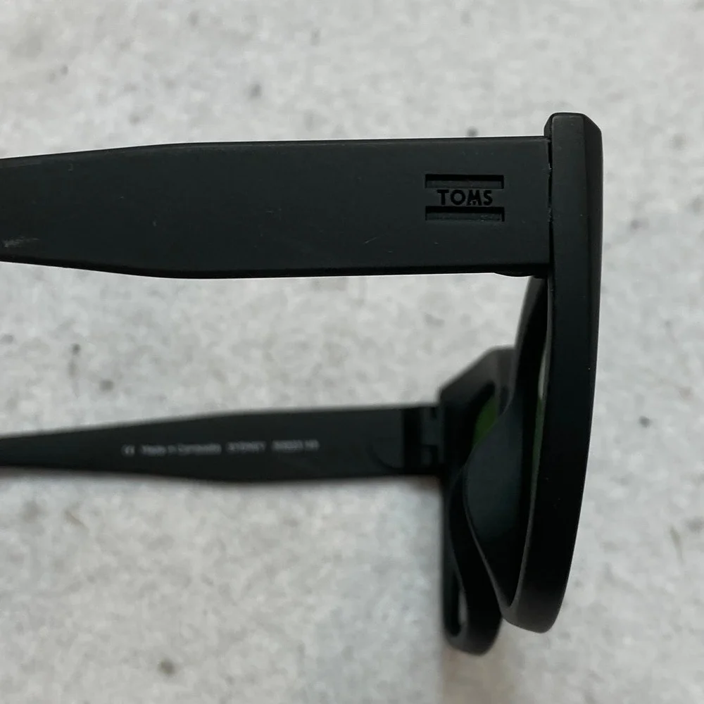 TOMS Sunglasses Womens OS Black Sydney Traveler Collection Cat Eye Green Lens